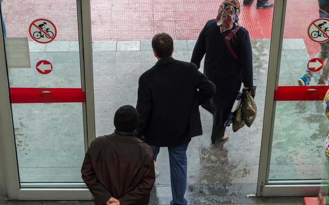 People-entering-and-exiting-via-automated-door People entering and exiting via automated door